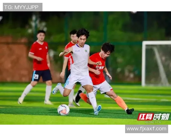 于同足球的热爱与坚持让我们在绿茵场上追逐梦想与友谊的光辉时刻